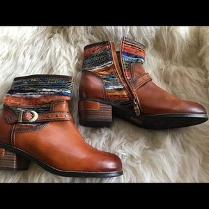 401). NWOT ankle boots